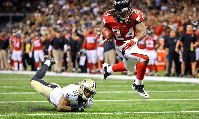 Atlanta Falcons running back Devonta Freeman (24) runs for a touchdown past New Orleans Saints free safety Jairus Byrd (31)